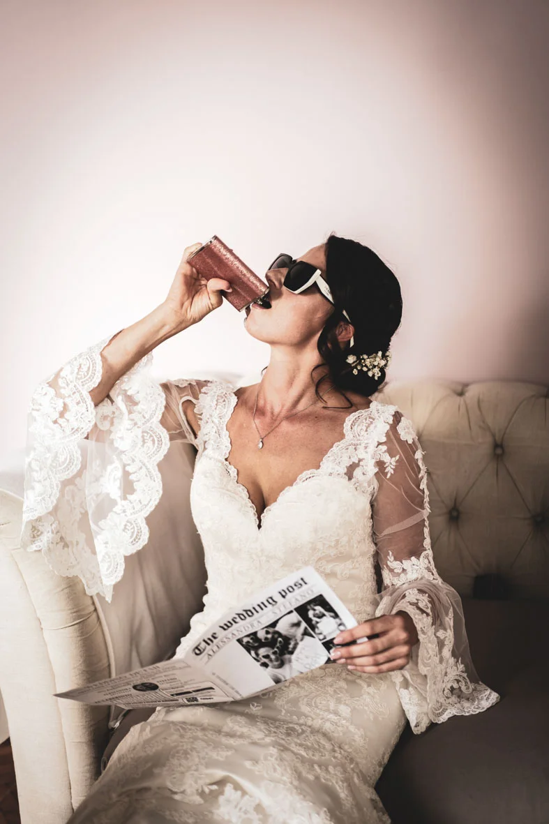 La sposa con occhiali da sole, fiaschetta e giornale, in un momento di libertà